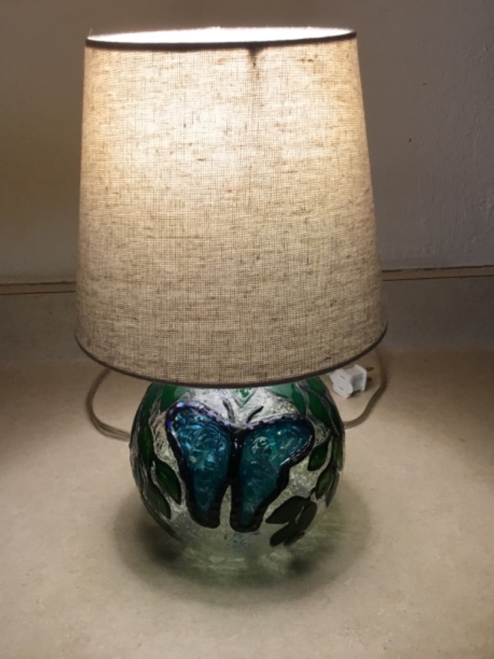 New, HandPainted Stained glass Turquoise Butterfly and Vines lamp - Picture 8 of 9